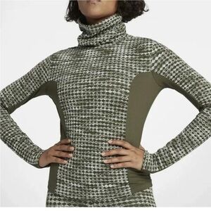 Nike Hyperwarm Long Sleeve Women’s Size Small Shirt